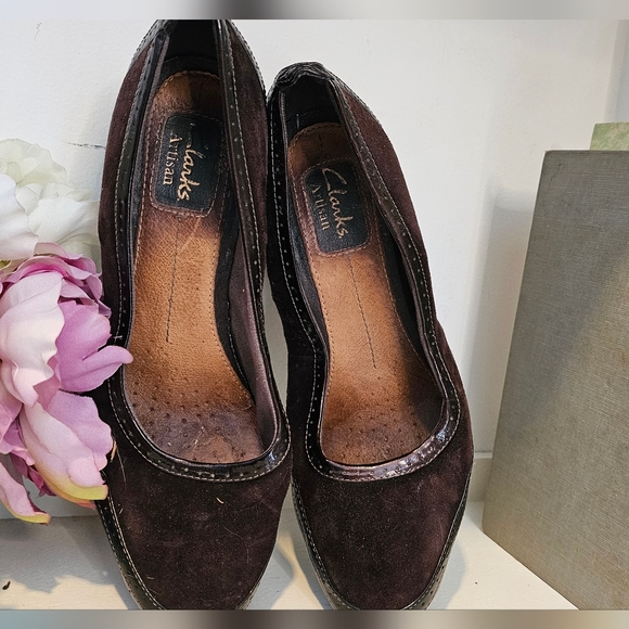 Women's Clarks size 7.5 brown suede and patent heels - Picture 8 of 8